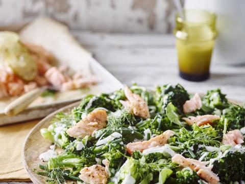 Broccolisalade met spinazie, ovenzalm en yoghurtdressing