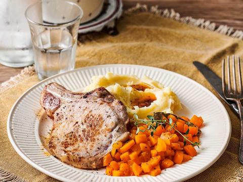 Geglaceerde wortelen met koteletjes en puree