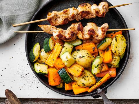 Kipsatés met gewokte krieltjes, wortel en courgette
