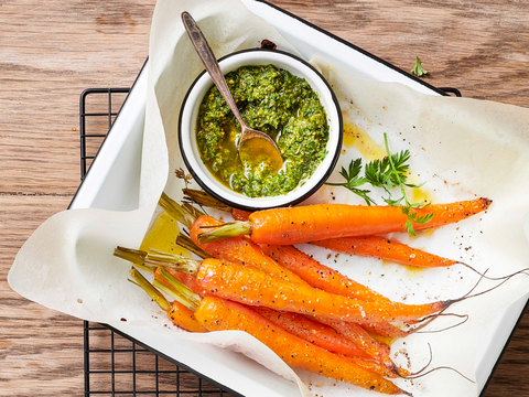Geroosterde wortelen met wortelloofpesto