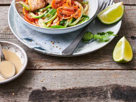 Wortel-courgette spaghetti met zalm, tahin-dressing en koriander.