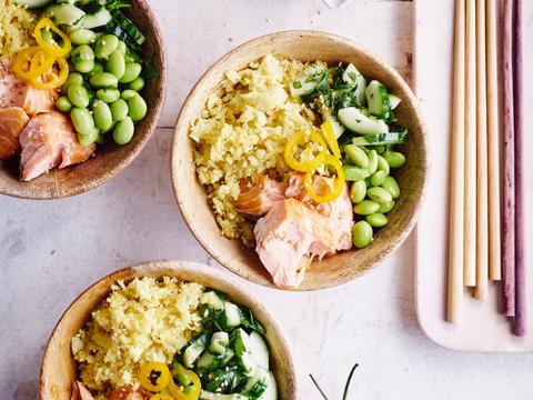 Bloemkoolrijstbowl met warmgerookte zalm en komkommer