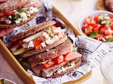 Volkorenpita's met biefstuk, tomatensalsa en feta