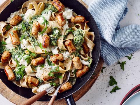 Pappardelle met worst, mozzarella en andijvie