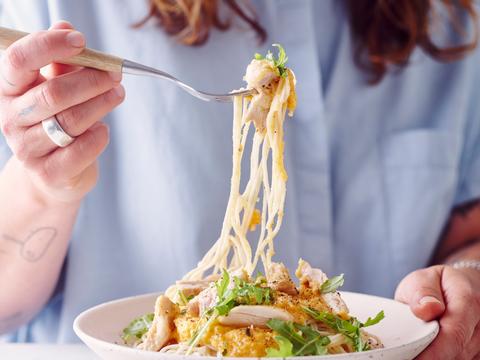 Spaghetti met saus van geroosterde pompoen en knolselder