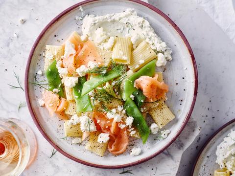 Rigatoni met zalm, feta en snijbonen