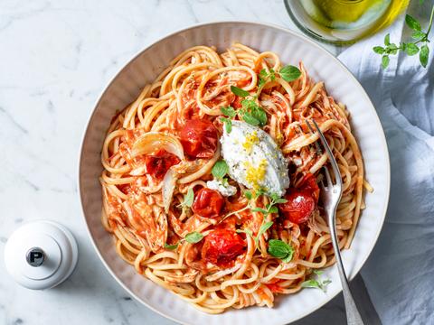 Pasta met saus van geroosterde kerstomaten, kip en ricotta
