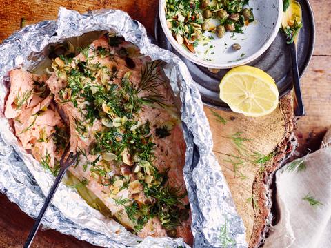 Zalm in papillot met venkel en kappertjesdressing