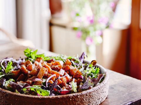 Herfstsalade met gelakte knolgroenten