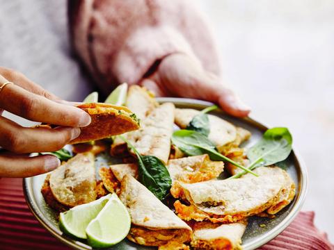 Quesadilla met hummus en cheddar