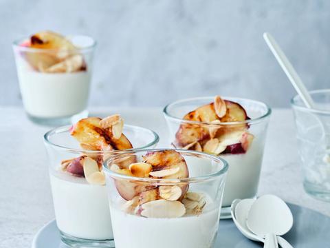 Panna cotta met oranjebloesem en gegrilde nectarines