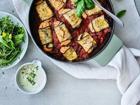 Gegrilde auberginerolletjes met een kruidenslaatje