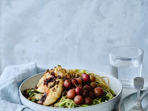 Courgetti-spaghetti met druiven, avocadopesto, crumble en kalkoen
