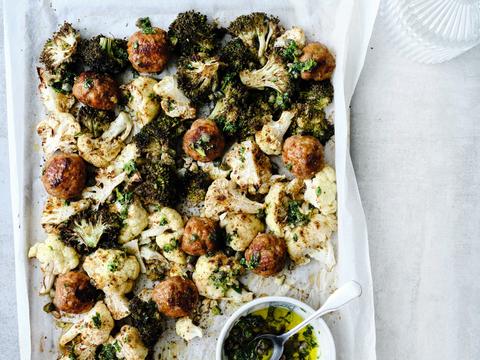 Kipballetjes met broccoli en bloemkool van de bakplaat
