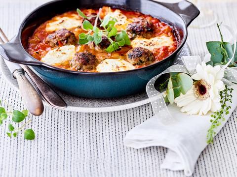 Zuiderse gehaktballetjes in groente-tomatensaus met burrata