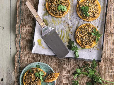 Geroosterde pompoenschijven met noten-parmezaancrumble