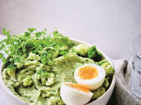 Broccoli-pastinaakpuree met een zachtgekookt eitje