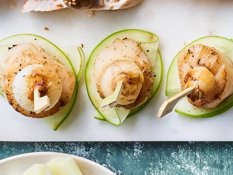 Spiesjes met sint-jakobsvruchten en appel