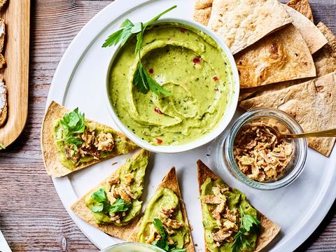 Tacotoastjes met guacamole en krokante uitjes