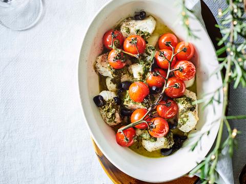Lichte mediterrane visschotel met kerstomaatjes en olijven