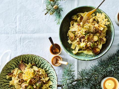Pasta met geroosterde spruitjes, hazelnootboter en kaaskrokantjes