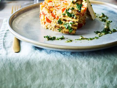 Vegan fregola met gegrilde tofoe en chimichurri