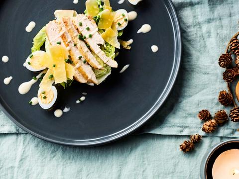 Caesar salad met parelhoen, kwarteleitjes en oude kaas