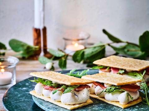 Tompoes met truffelcrème en gerookte eend