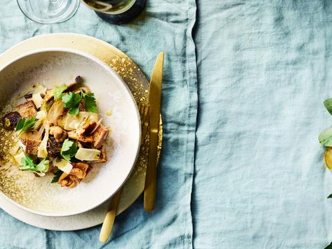 Winterse panzanella met boschampignons en jonge kaas