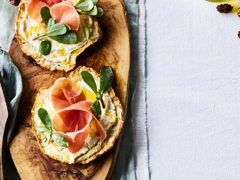 Knolselderpizza met ricotta en Italiaanse ham