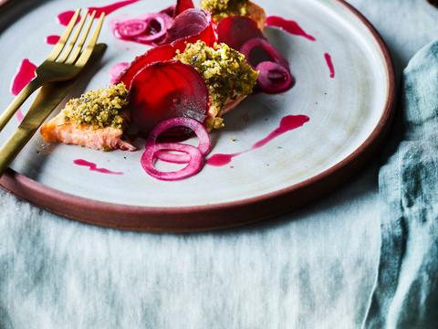 Gegrilde zalm met hazelnootkorst en gepekelde rode biet