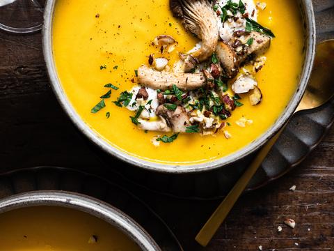 Pompoensoep met stracciatella, gebakken bospaddenstoelen en hazelnoten