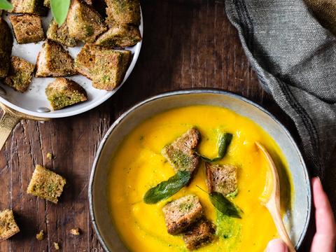 Soep van geroosterde butternut en pastinaak met pestocroutons