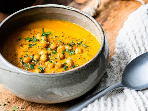 Midden-Oosterse pompoensoep met za’atar en geroosterde kikkererwten