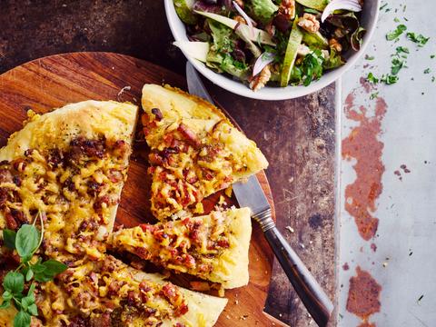 Panpizza met gehakt en cheddar