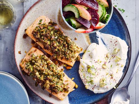 Zalm met notenkorst, bietjessalade en labneh