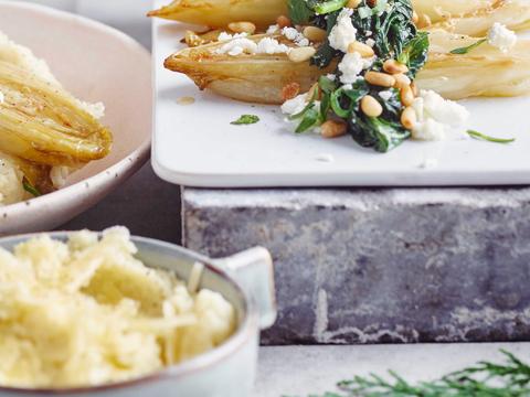 Gestoofd witloof met feta, spinazie en parmezaanpuree
