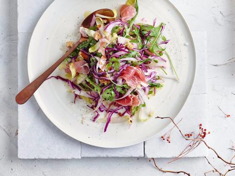 Witloof-koolsalade met walnoten en rauwe ham