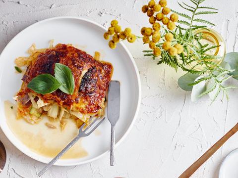 Witlooflasagne met wittekool, courgette en makreel