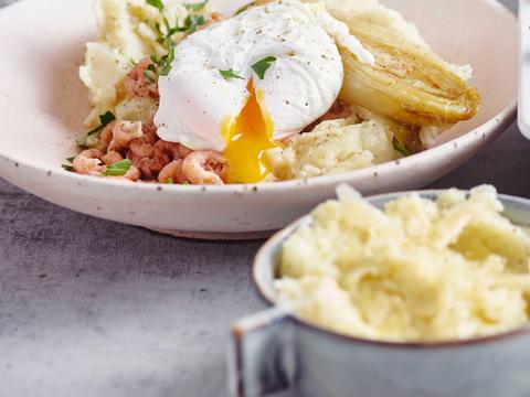 Pastinaakpuree met gestoofd witloof, garnalen en een gepocheerd eitje