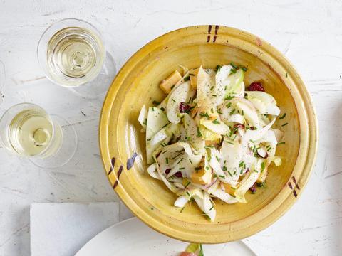 Witloofsalade met appel brokkelkaas, veenbessen en gerookte heilbot