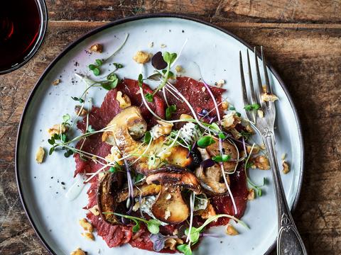 Carpaccio van hert met krokant gebakken eekhoorntjesbrood en truffeljus