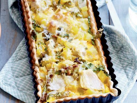 quiche met kip, aardappelen en sla