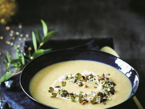 Romige soep van witte wintergroenten met walnotencrumble