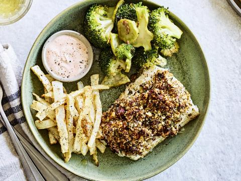kabeljauw met hazelnootkorst, knolselderfrietjes en broccoli