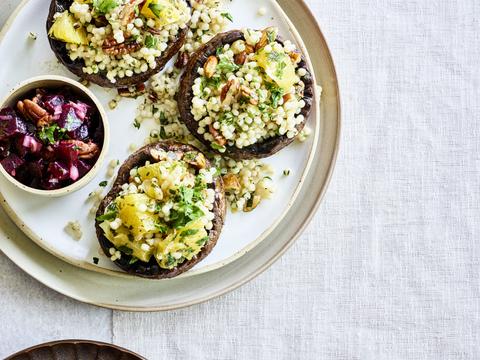 gevulde portobello_s met parelcouscous en bietjessalade