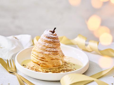 Gevulde peren in een bladerdeegjasje met vanillesaus