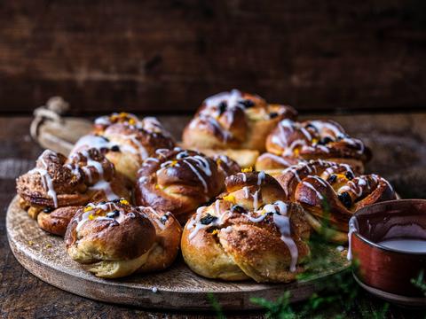 Rozijnenbroodjes met sinaasappel en kardemom
