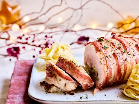 Kalkoenrollade met groenekool, granaatappel en spek