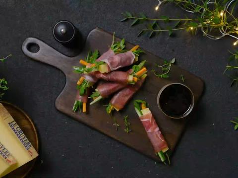 aperorolletjes met perensiroop en le gruyère aop